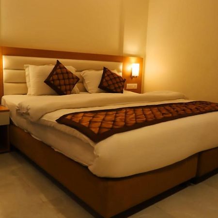 Ananda Castle Hotel Vrindavan Exterior photo