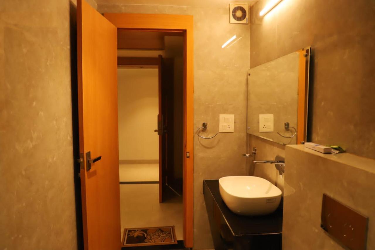 Ananda Castle Hotel Vrindavan Exterior photo
