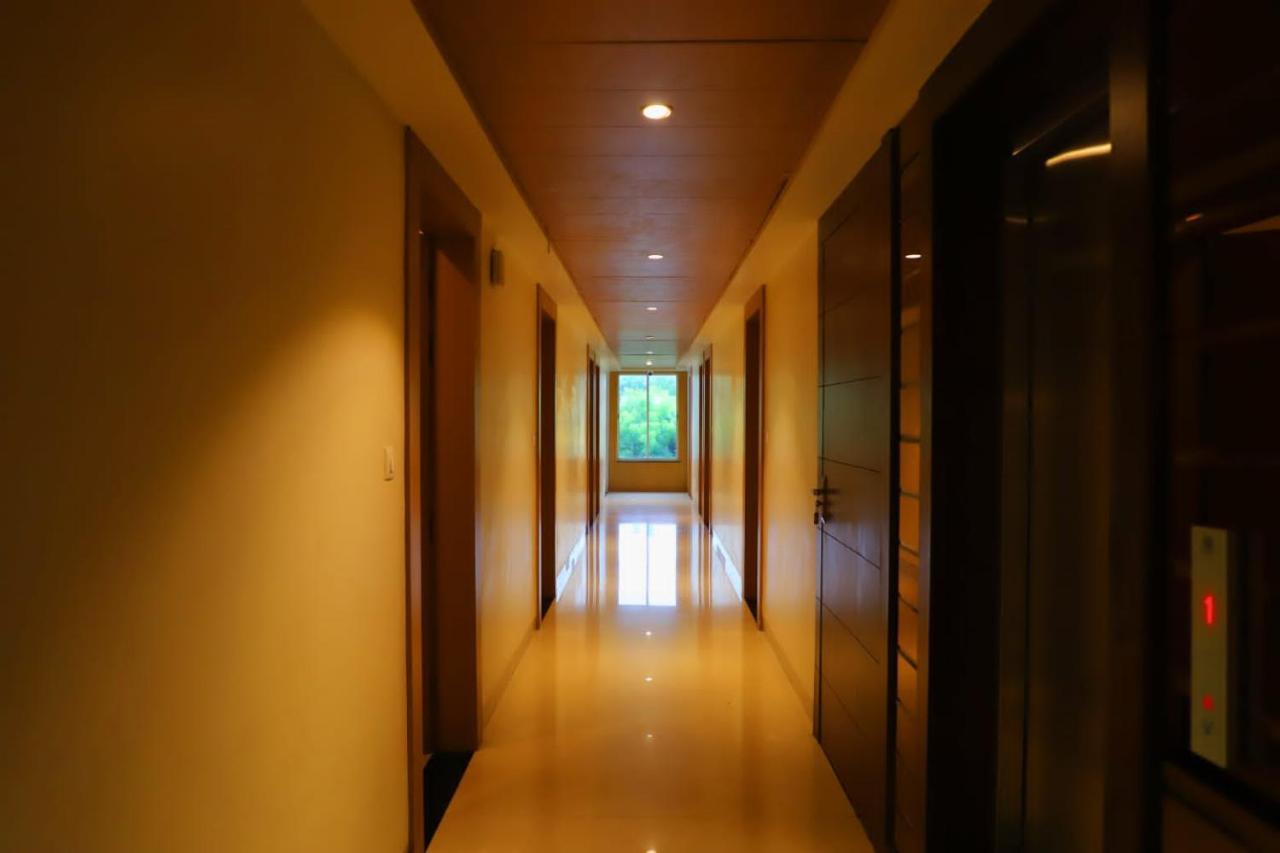 Ananda Castle Hotel Vrindavan Exterior photo