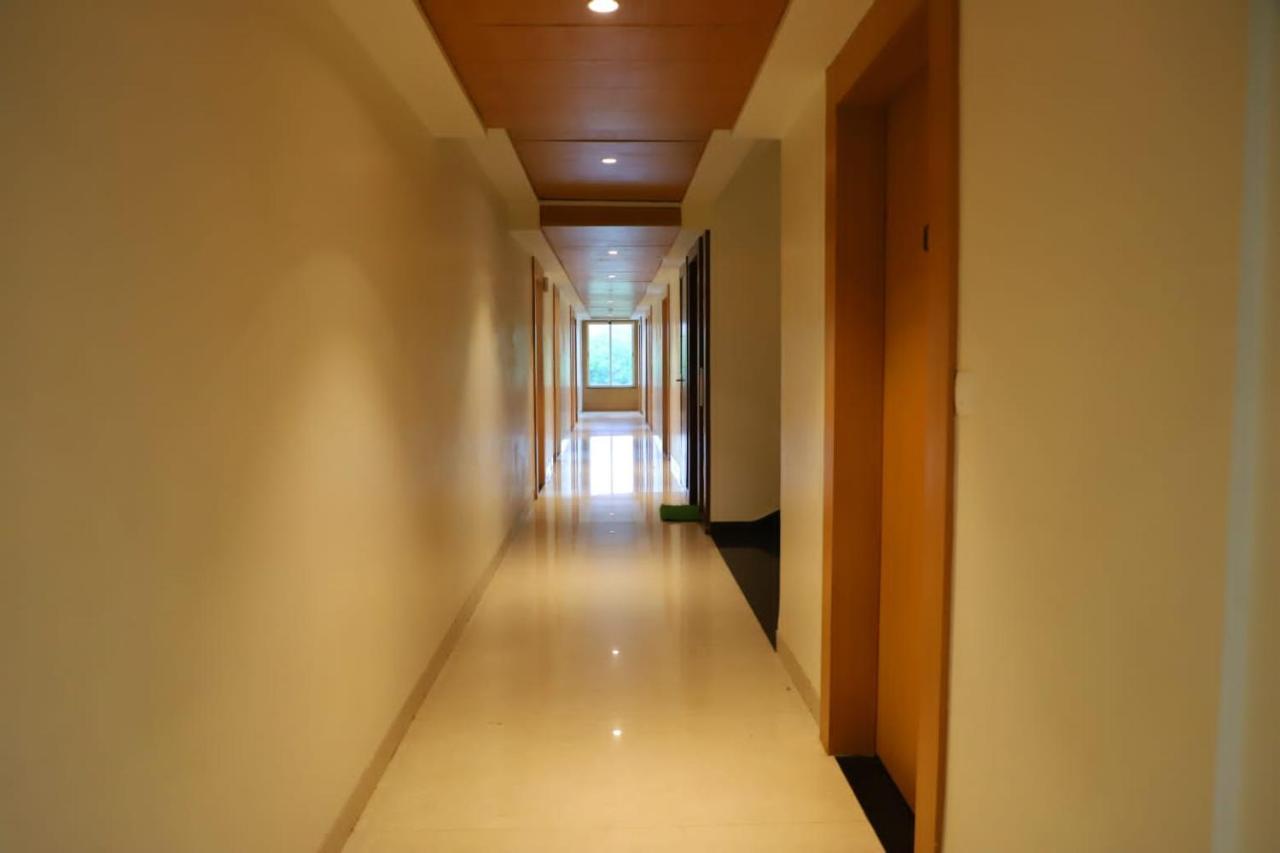 Ananda Castle Hotel Vrindavan Exterior photo