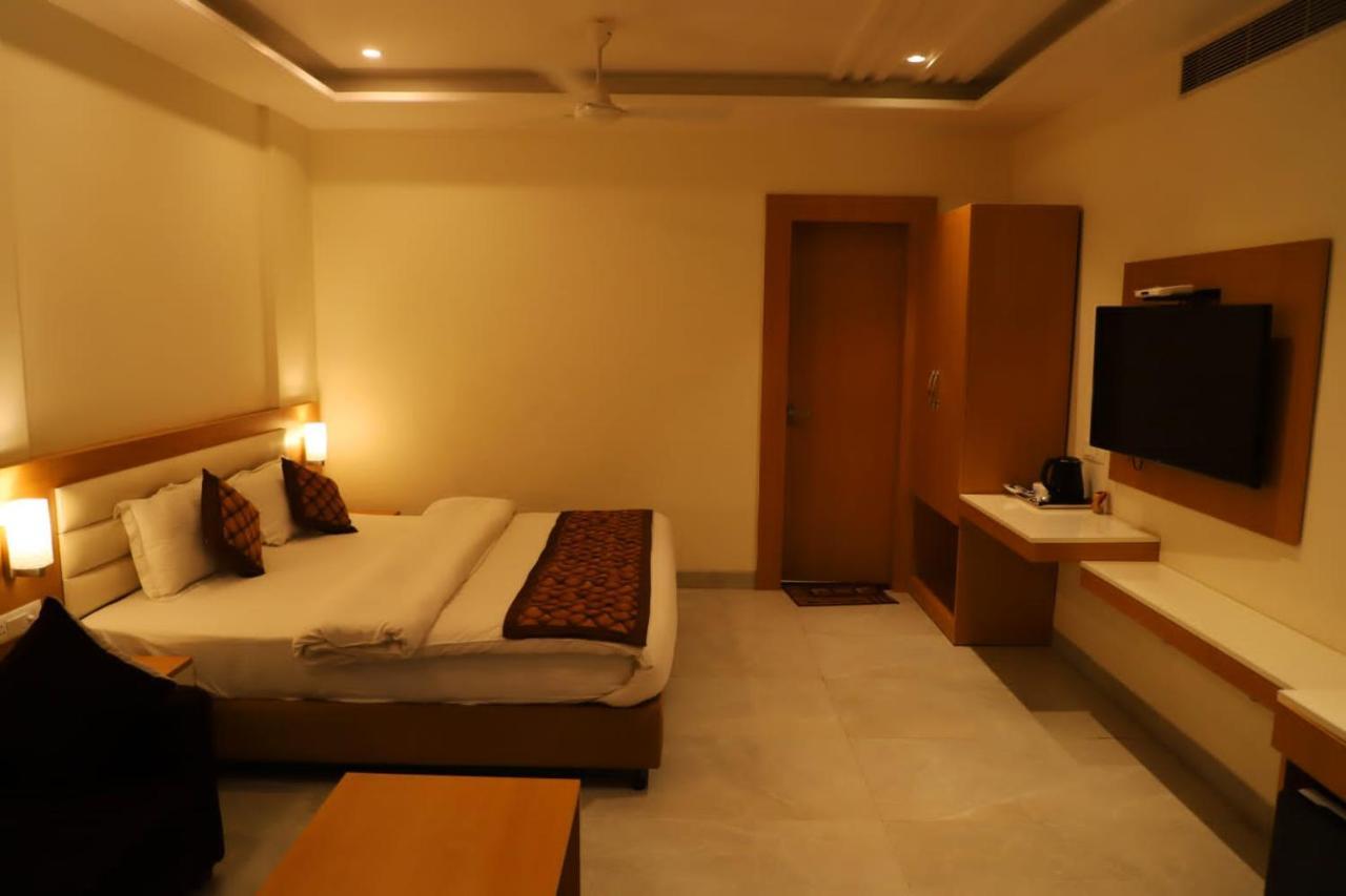 Ananda Castle Hotel Vrindavan Exterior photo